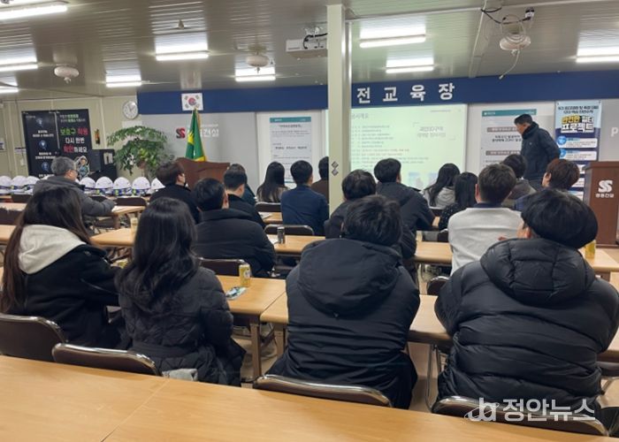 현장관계자로부터 기초 공법에 대한 브리핑 모습