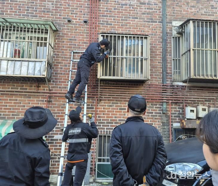 정신건강 위기의 김** 씨의 행정입원을 위해 장위1동 직원과 경찰, 소방직원이 노력하고 있다.