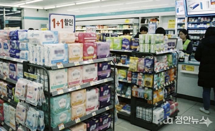 편의점에 진열된 여성 생리용품 (AI 생성 이미지). 부천시는 여성청소년 생리용품 보편지원 사업을 전면 시행할 예정이다.