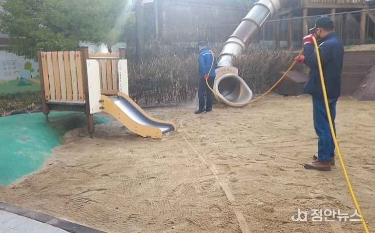 지난해 관내 공원 및 공동주택 모래놀이터 소독하는 모습