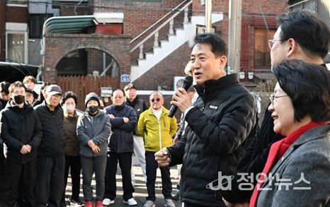 송파구 풍납동 모아타운 사업지를 찾은 오세훈 서울시장이 주민들과 대화를 나누고 있다.