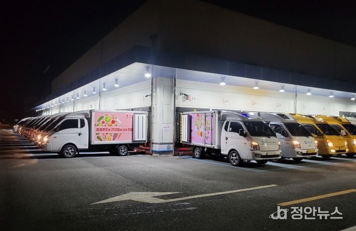 아산시먹거리재단 학교급식지원센터 새학기 식재료 배송차량 출발 사진