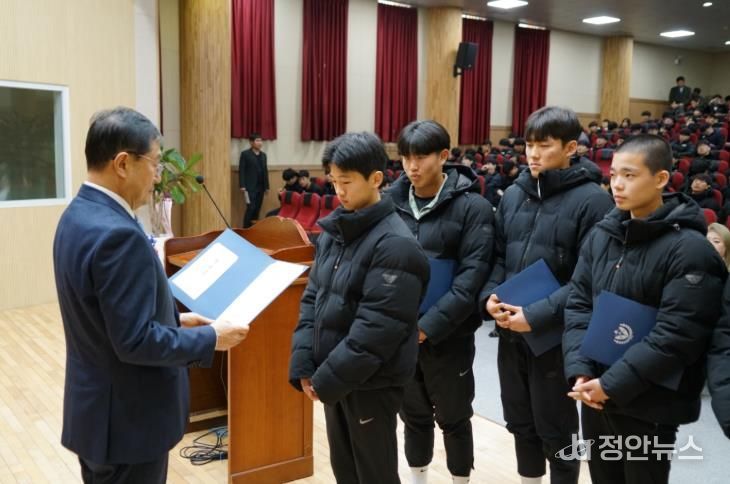 진천군청 육상부, 충북체고 신입생에 우수 장학금 150만원 전달