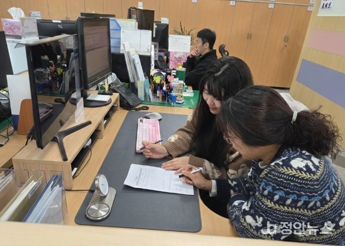 민원지적과 직원이 4일 민원 방문인에게 토지합병 사전컨설팅제를 안내하고 있다.