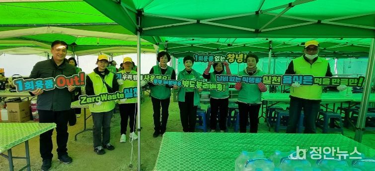 창녕지역자활센터 직원과 새마을지도자창녕군부녀회에서 다회용기 사용을 홍보하고 있다.