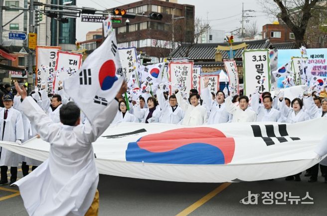 3·13 밀양만세운동 행사 참여자들이 시가행진을 하고 있다.