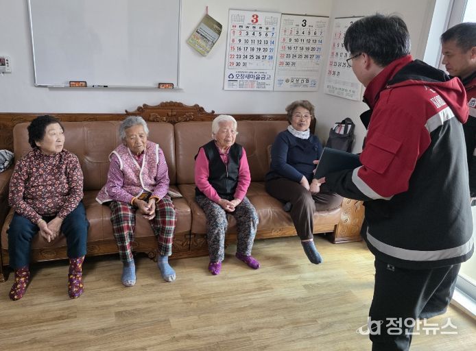 마을회관에 방문해 산불예방활동을 하고있다