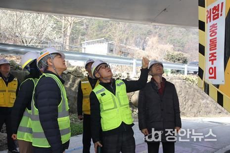 문석환 광주교통공사 사장(중앙)과 구조물 특급기술자 박준금 씨(오른쪽)가 17일 소태역 인근 철도 교량의 구조물 상태를 면밀히 점검하고 있다.