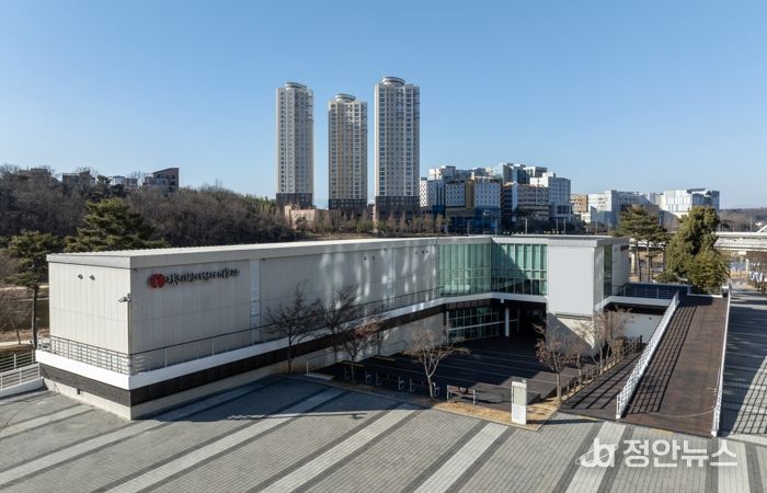 진주시립이성자미술관 전경