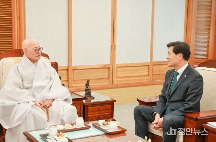 안병구 밀양시장이 조계종을 방문해 사명대사 선양사업에 논의하고 있다.