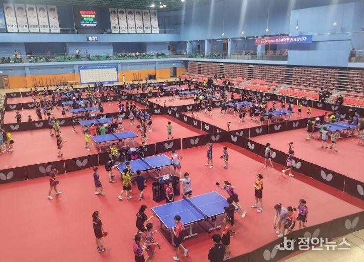 7일 밀양시배드민턴경기장에서 ‘제52회 회장기 전국초등학교 탁구대회’ 개막을 앞두고 참가 선수들이 연습에 매진하고 있다.
