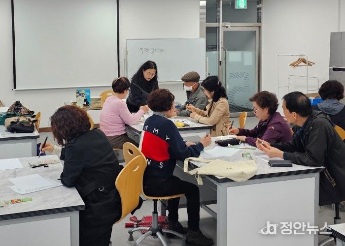 동구노인종합복지관 이용자들이 9일 복지관 강의실에서 광주중앙도서관이 운영하는 독서 연계 프로그램 ‘책 담는 캘리그라피’ 수업에 참여하고 있다 /광주시교육청 제공
