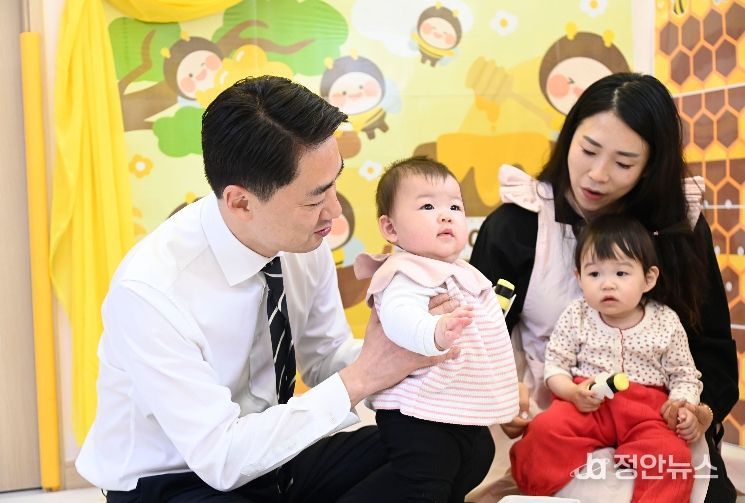 2026년 4월 13일_달성군 대구 최초 0세·장애아 '1대 2 밀착 돌봄' (4월 13일 최재훈 달성군수가 옥포읍 강림어린이집을 찾아 '0세반 및 장애아반 교사 대 아동 비율 개선 사업' 현황을 살피고 아이들과 소통하고 있다.).