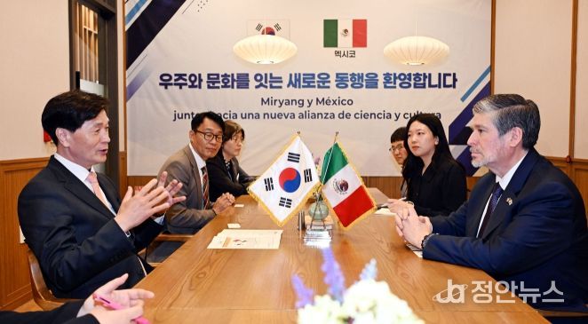 안병구 밀양시장과 카를로스 페냐피엘 소토 주한 멕시코 대사가 과학·문화 분야 상호 교류 방안을 논의하고 있다.