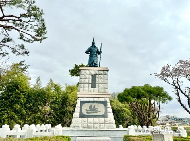 사천시, 성웅 이순신 동상 새 단장-보수 후