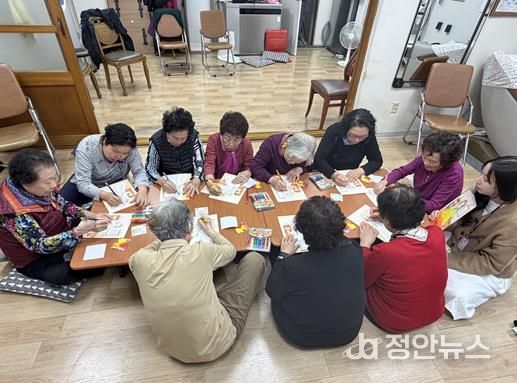 2025년 남구치매안심센터에서 한 경로당을 찾아 치매예방교실 하는 모습.