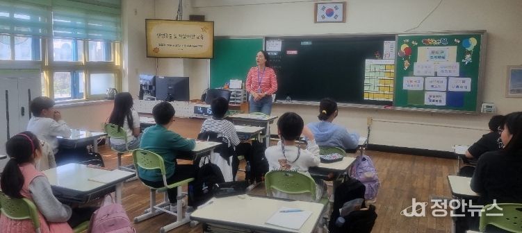 광주광역시서부교육지원청 서부Wee센터 전문상담사가 16일 광주극락초등학교 5학년 교실을 방문해 ‘학교 방문 생명존중 및 자살예방 교육’을 진행하고 있다.
