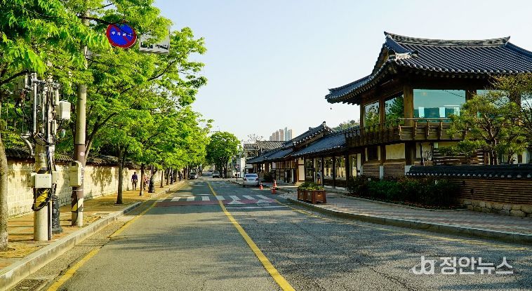 쾌적한 숙박 환경 조성을 위해 2차 새 단장 중인 김해한옥체험관 전경.